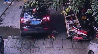 儿童被车碾压视频,儿童被车碾压瞬间，紧急救援刻不容缓